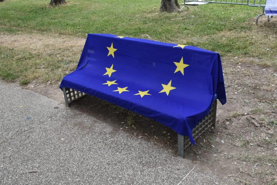 Panchina europea coperta da banidera dell'europa